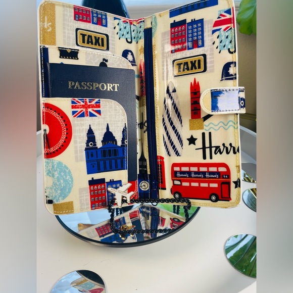 Harrods decor vinyl wallet slim fold, snap close, zip/open pockets London scenes - Picture 3 of 8